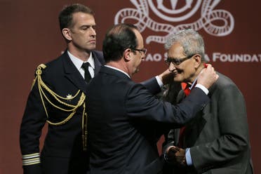 French President Francois Hollande, center, honors Amartya Sen, with “Commandeur de la Legion d’ Honneur”, in New Delhi on Feb.15, 2013. (AP)