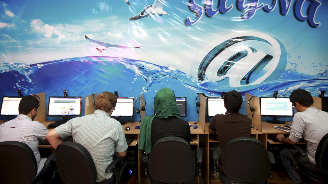 Iranians surf the Internet at a cafe in Tehran on September 17, 2013. (AP)