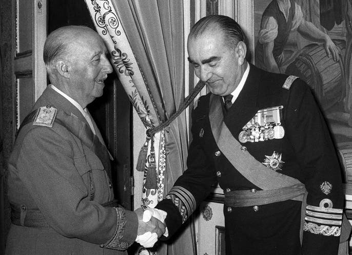 صورة تجمع بين لويس كاريرو بلانكو (على اليمين) والدكتاتور فرانكو (على اليسار)