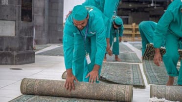 Workers laying out carpets of different sizes at the Holy Mosque and its many locations and squares. (Supplied)