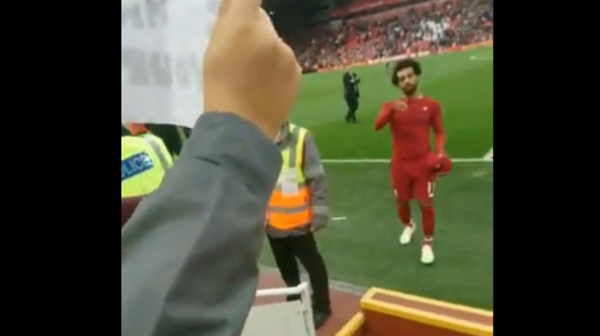 شاهد.. محمد صلاح يبكي طفلاً بمدرجات ليفربول!