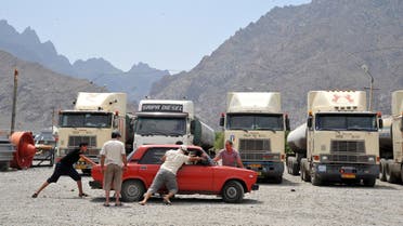 Iranian truck drivers push a car near the Armenian town of Agarak, next to the border with Iran, on July 12, 2012. (File photo: AFP)
