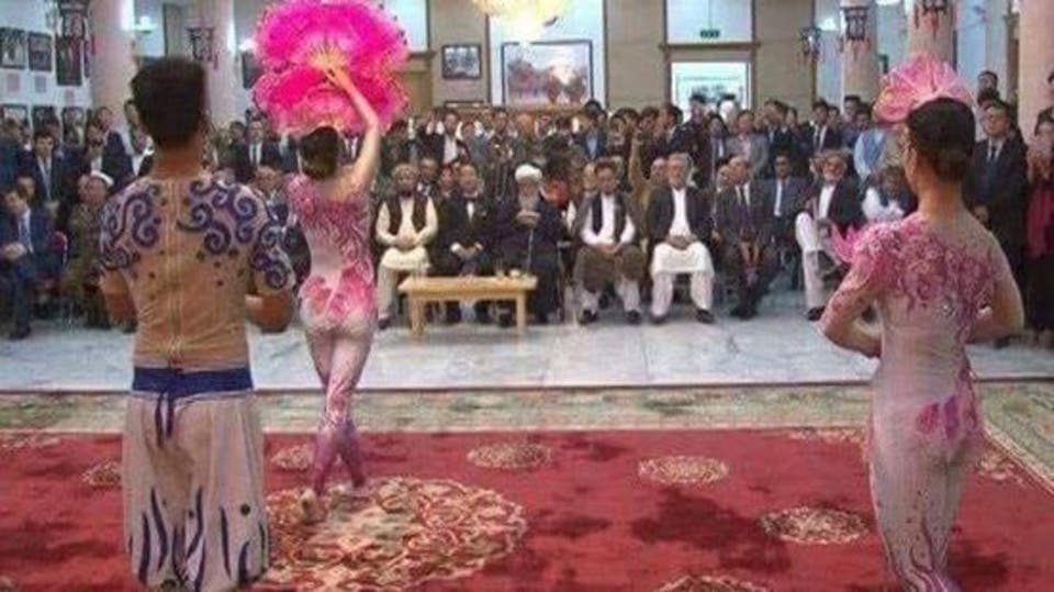 تصویری حضور رهبران جهادی افغان و رقص دختران نیمه‌عریان در مراسم روز ملی چین جنجال آفرید