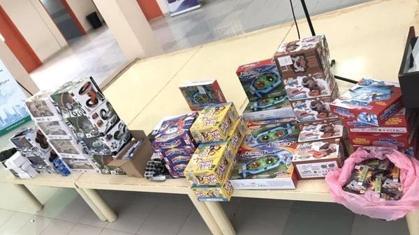 بعد رحيل مُعلِّم.. ابنه يوزع الهدايا على الطلاب!