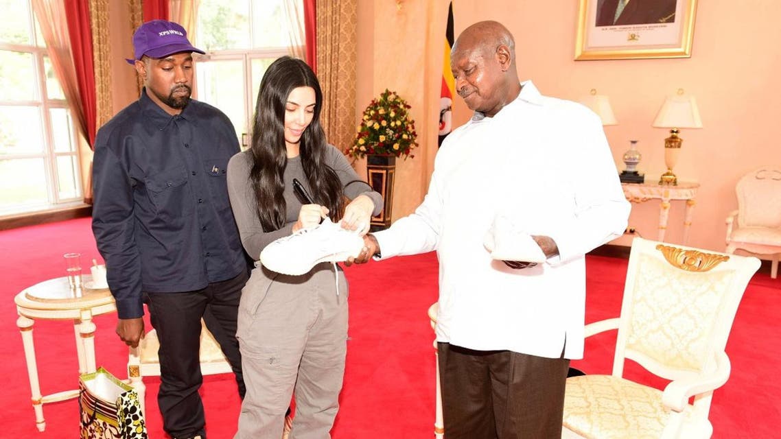 A handout photo released by Uganda's presidential press office on October 15, 2018 shows Uganda’s President Yoweri Museveni (R) meeting with US rapper Kanye West (L) and his wife Kim Kardashian at the State House in Entebbe, Uganda.  Uganda's Presidential press office / AFP