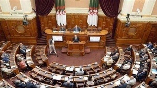 البرلمان الجزائري يجتمع الثلاثاء لتعيين رئيس مؤقت للبلاد
