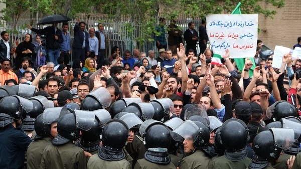 خبير اقتصادي إيراني: المجاعة والتمرد في الطريق للبلاد