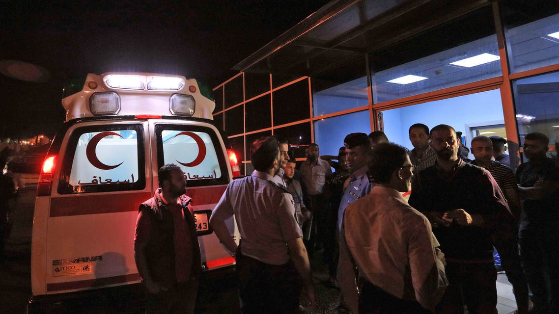 أقارب ضحايا حادثة البحر الميت يتجمعون قرب مستشفى