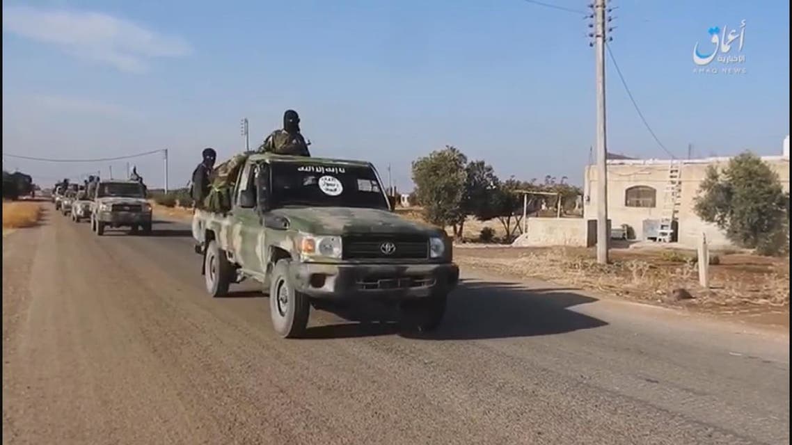 داعش يطرد الميليشيات الكردية من آخر معاقلِها بدير الزور مستغلاً الأحوالَ الجوية
