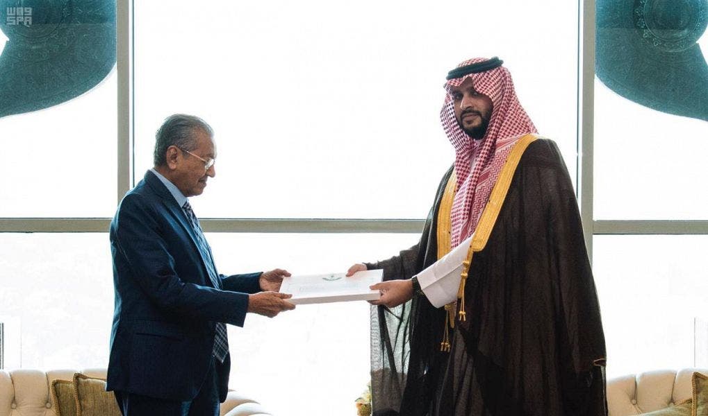 الأمير تركي بن محمد بن فهد بن عبد العزيز، المستشار بالديوان الملكي، مع رئيس الوزراء الماليزي، مهاتير محمد