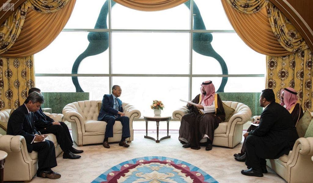 المستشار بالديوان الملكي خلال استقبال رئيس الوزراء الماليزي له الاثنين بمكتبه في بوتراجايا