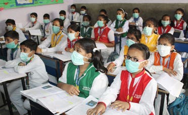 new delhi children wear masks to school because of air pollution (NewsBridge)