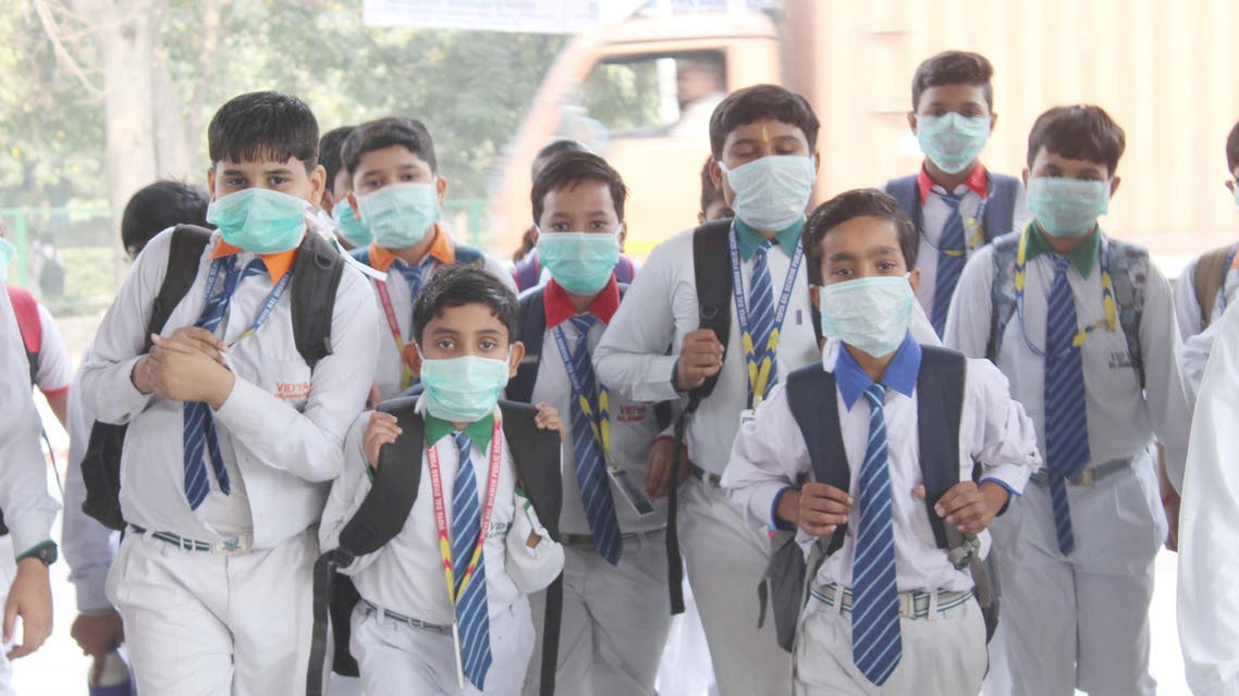 new delhi children wear masks to school because of air pollution (NewsBridge)