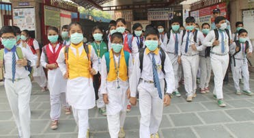 new delhi children wear masks to school because of air pollution (NewsBridge)