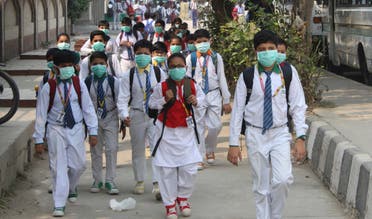 new delhi children wear masks to school because of air pollution (NewsBridge)