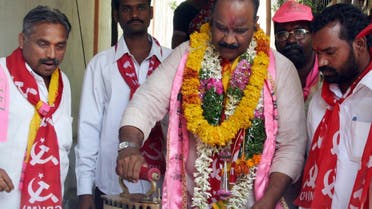 An election candidate presses clothes as he campaigns in Hyderabad on April 4, 2009. (File photo: AFP)
