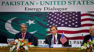 Pakistani Minister for Water and Power Naveed Qamar, left, speaks as US Special Envoy and Coordinator for International Energy Affairs, Carlos Pascual, right, looks on during the Pakistan-US Energy Dialogue in Islamabad, on Sept. 14, 2011. (File photo: AP)