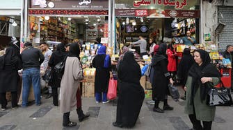 أزمة اقتصادية تخنق إيران.. ملايين الشباب يبحثون عن الهروب