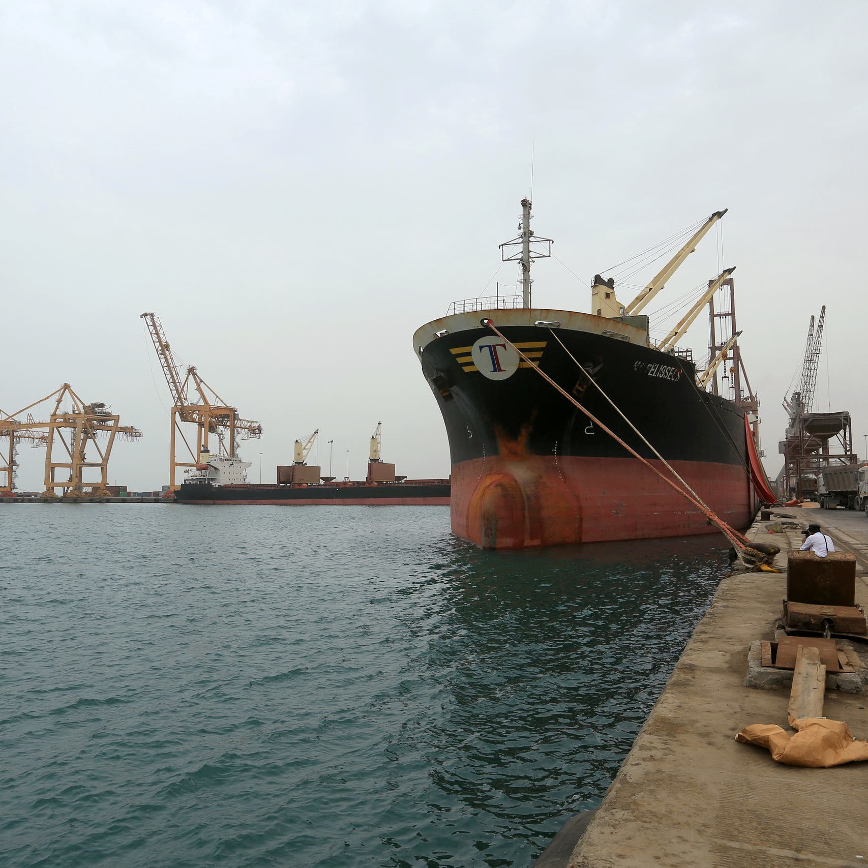 التحالف: التعامل مع قارب حوثي مفخخ قبل استهدافه سفينة تجارية