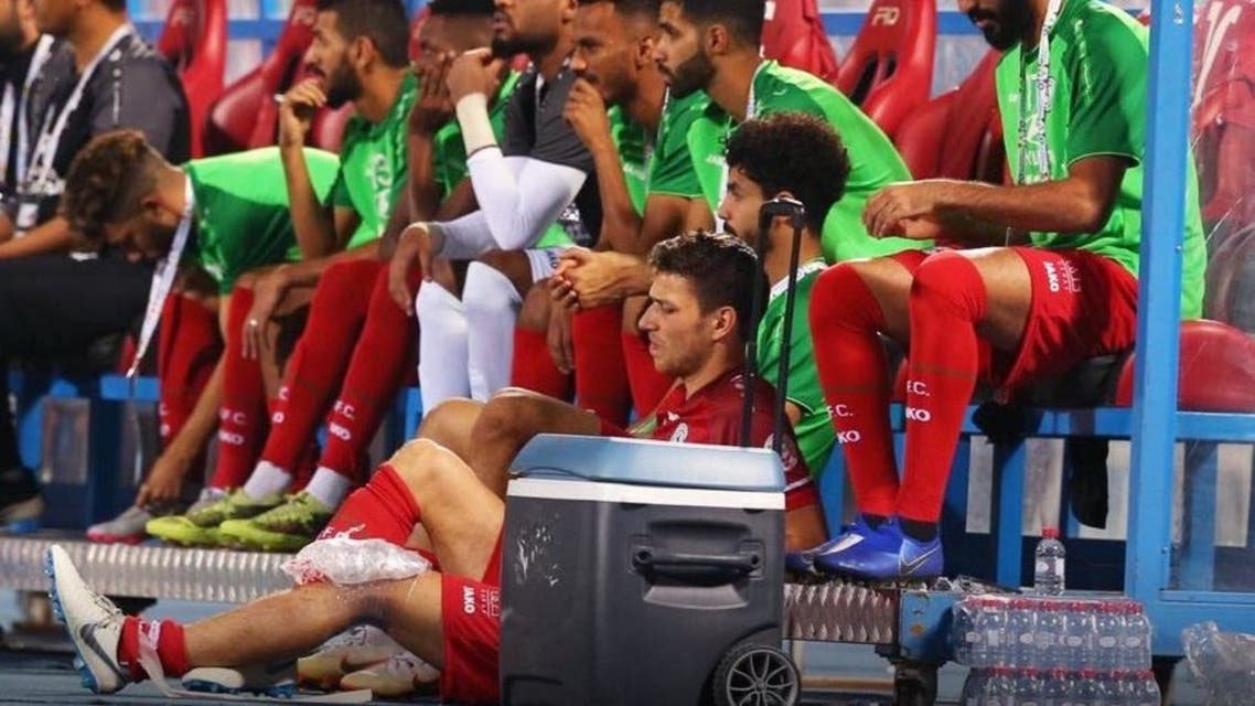 كيش مصاباً على دكة البدلاء