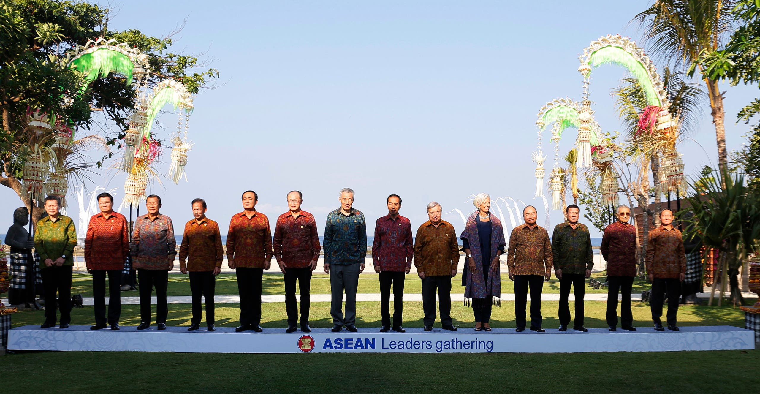 Southeast Asian leaders pose for a family photo for the ASEAN Leaders Gathering at the IMF and World Bank annual meetings in Bali on October 11, 2018. (AFP)