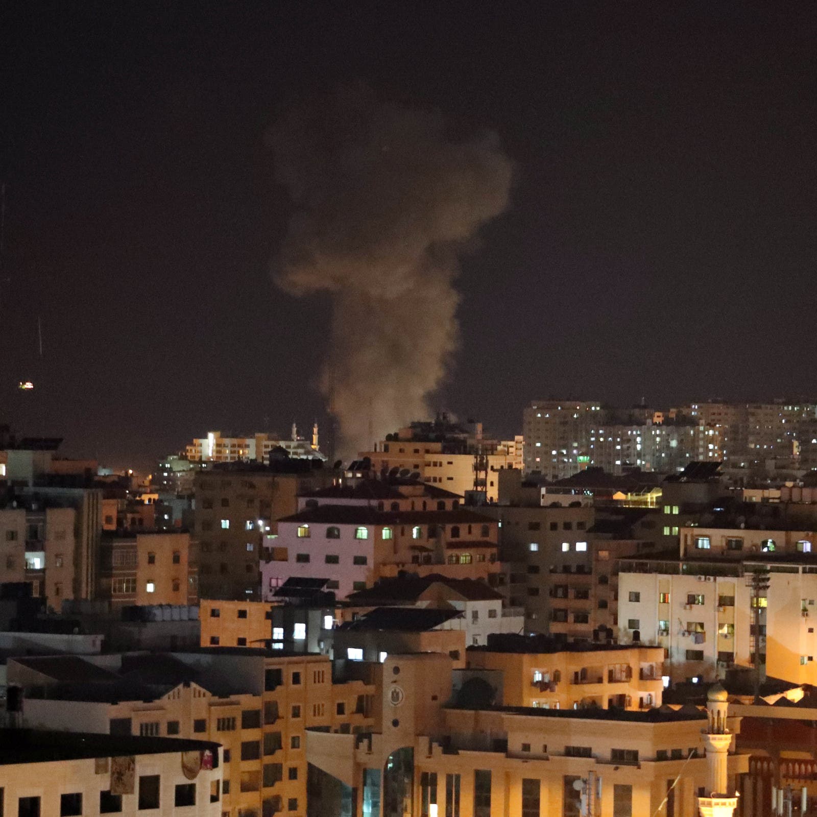 إسرائيل توقف إدخال الوقود لغزة وتغير على أهداف لحماس
