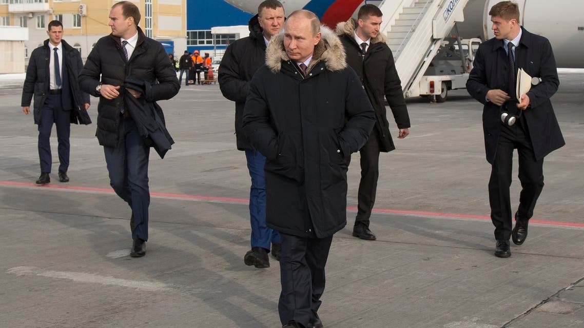 Putin, center, walks surrounded by aides and bodyguards بوتين محاطاً بالمساعدين وحرسه الشخصي