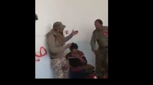شاهد فصيلاً تدعمه تركيا يعذب سورياً.. ركل وصفع وضرب