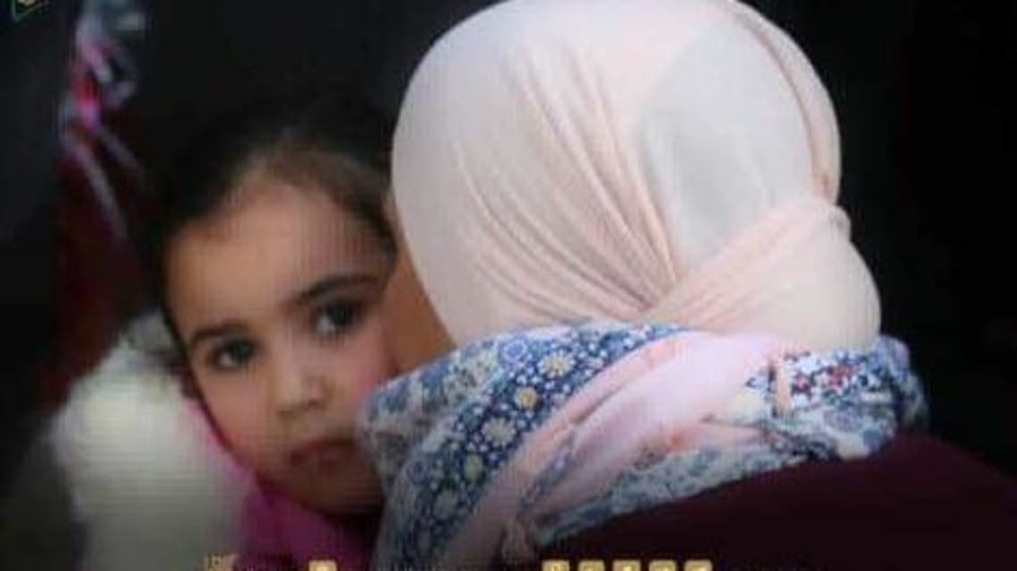 الطفلة مع أمها