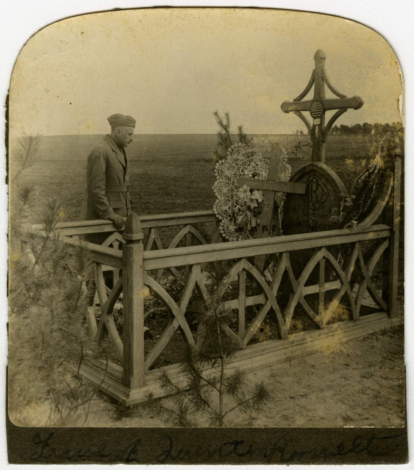 صورة لقبر كوينتن روزفلت قبل نقله إلى نورماندي