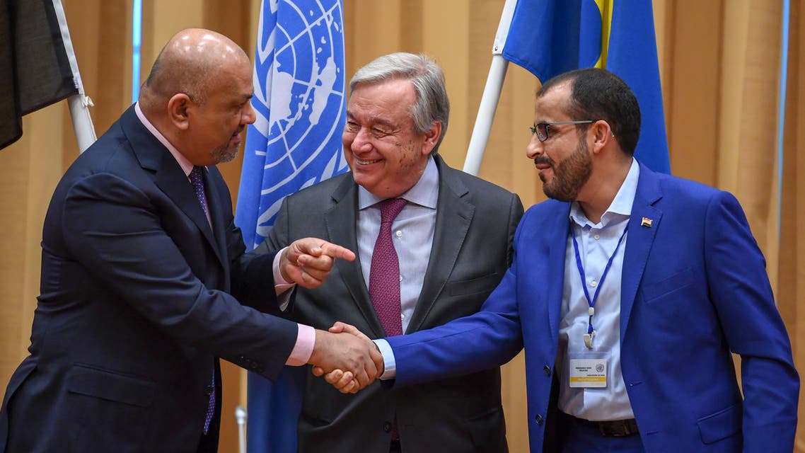 الأمين العام للأمم المتحدة يتوسط وزير الخارجية اليمني خالد اليماني ورئيس وفد الحوثيين محمد عبد السلام في ستوكهولم
