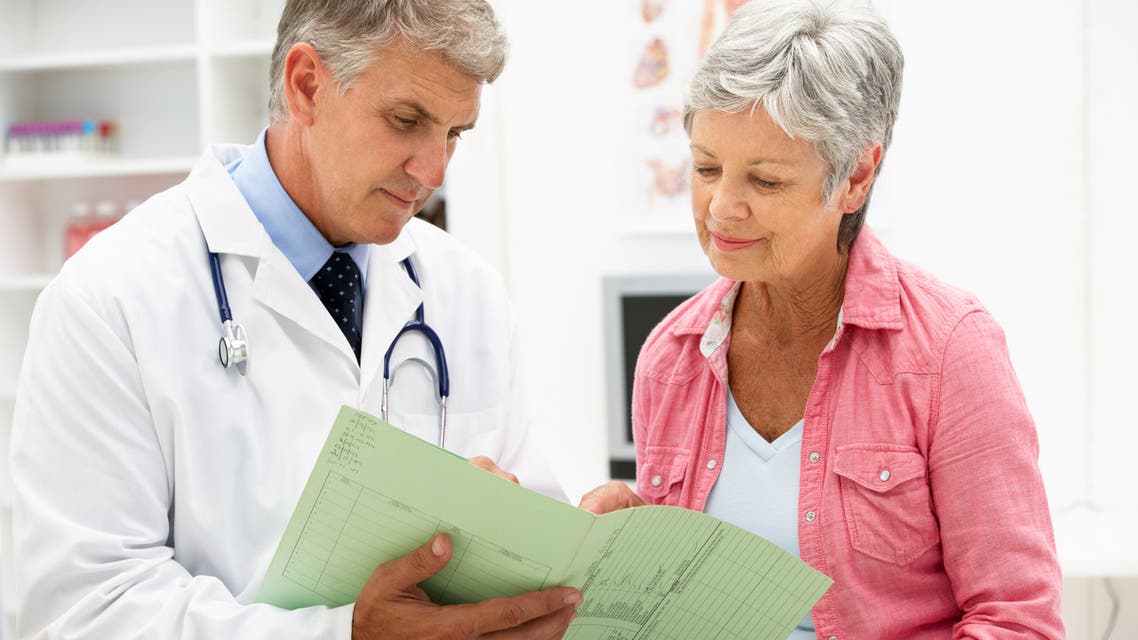 Doctor with senior female patient - Stock image
