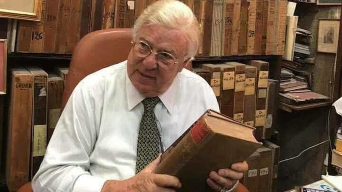 حسن كامي في مكتبته