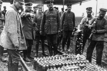 صورة لعملية تفقد عدد من الجنرالات الألمان لقذائف مجهزة بعناصر كيماوية خلال الحرب الكبرى