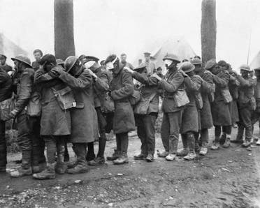 صورة لعدد من الجنود البريطانيين المصابين بالعمى بسبب الغاز المسيل للدموع خلال الحرب الكبرى