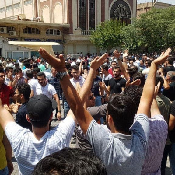 إيران استمرار احتجاجات متضرري البورصة أمام البرلمان