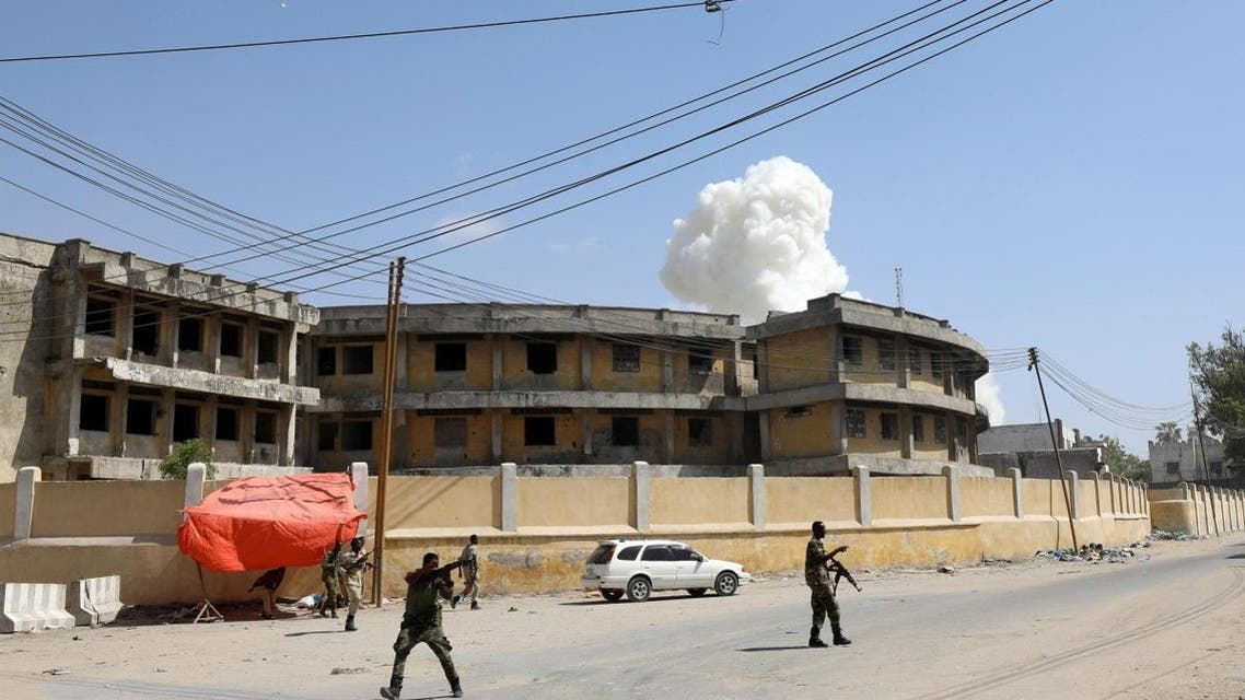 Somali security officers take position after a second explosion near president's residence in Mogadishu. (Reuters)