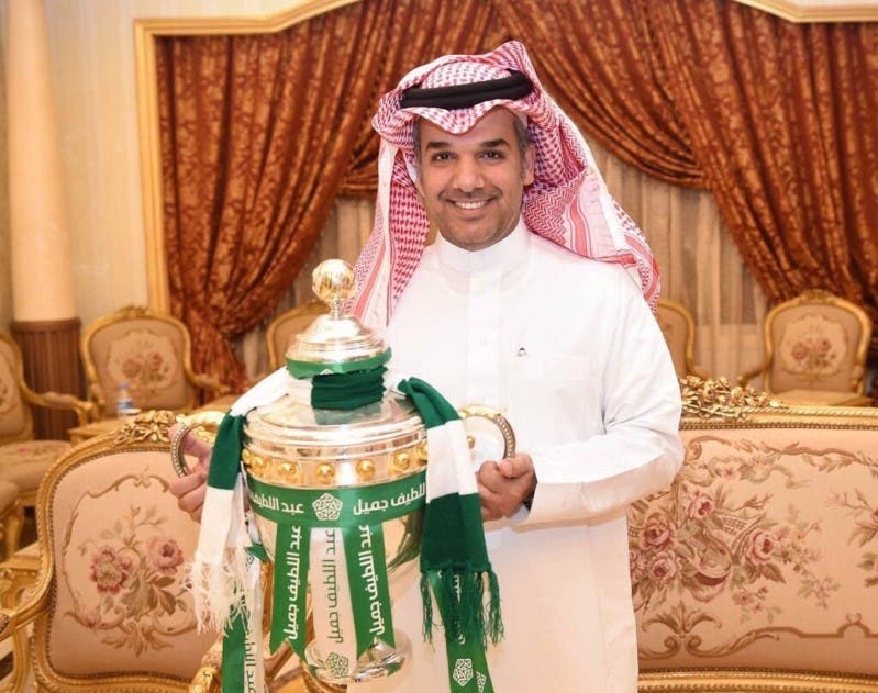 النفيعي حاملاً كأس بطولة الدوري السعودي