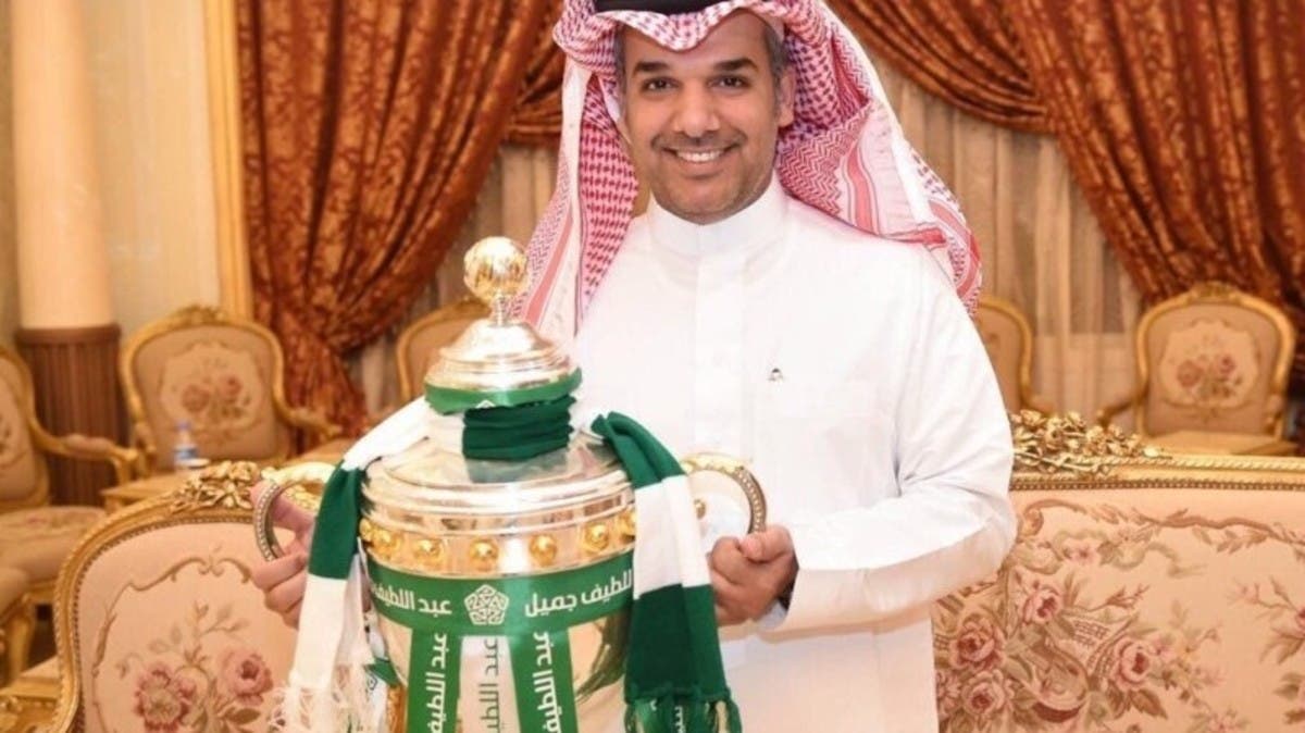 النفيعي يقدم ملف ترشحه لرئاسة الأهلي