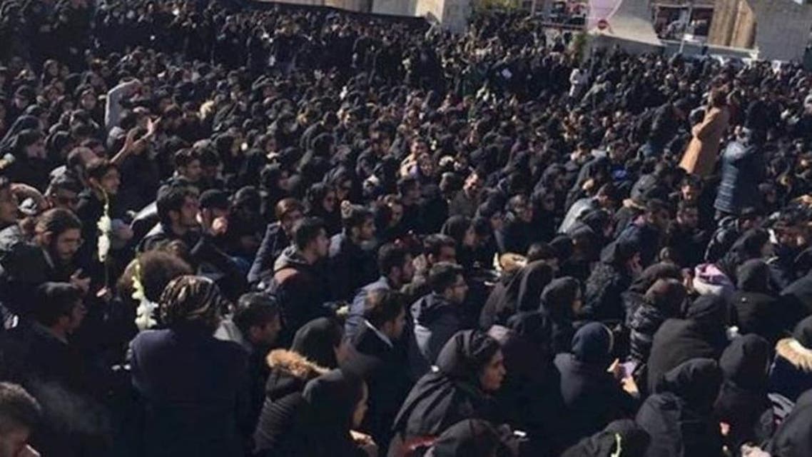 درخواست برکناری مشاور خامنهای در تظاهرات گسترده تهران در اعتراض به کشته شدن دانشجویان
