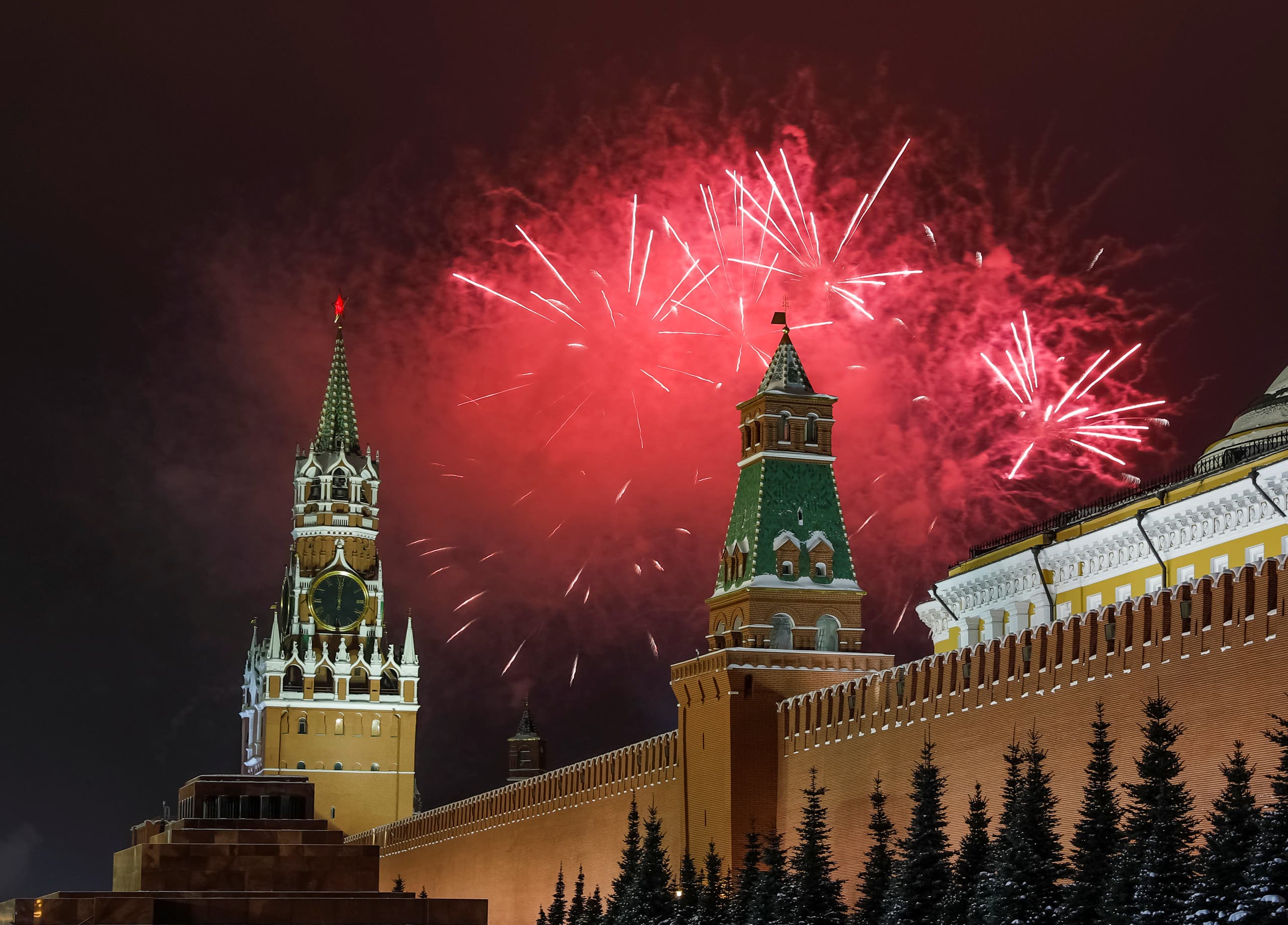 Кремлевский праздник. Спасская башня Кремля салют. Кремлин салют. Москва красная площадь салют. Кремль новый год.