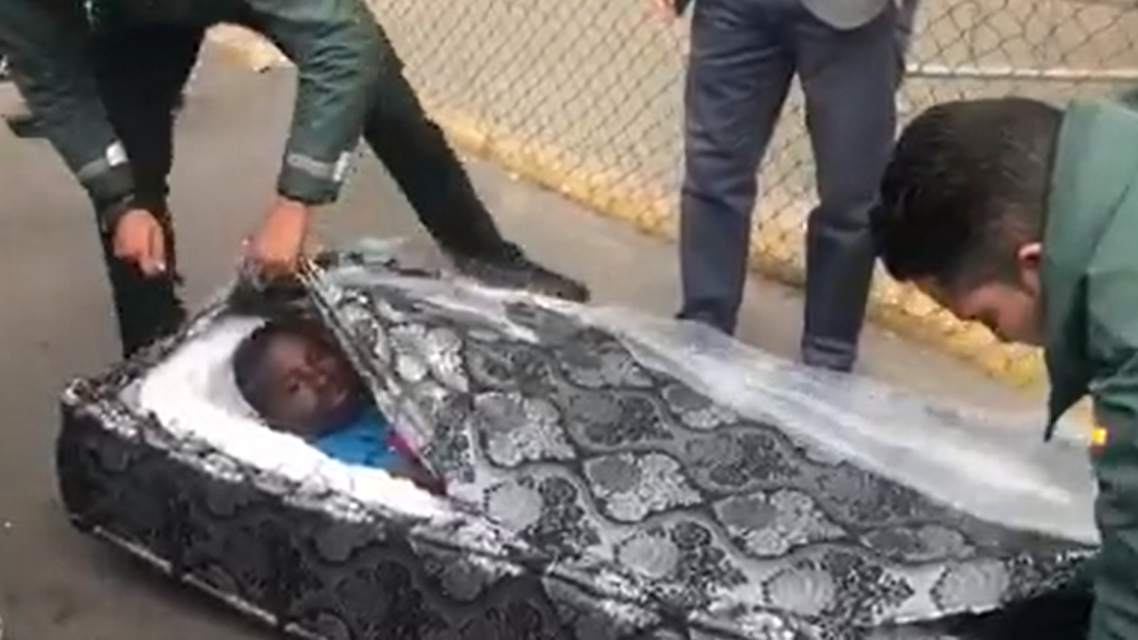Migrants in mattresses. (Screengrab)