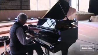 شاهد.. سفير فرنسا يعزف على البيانو بشتاء طنطورة