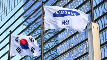 A Samsung flag (R) and South Korean national flag flutter outside the Samsung building in Seoul on January 8, 2019. (AFP)