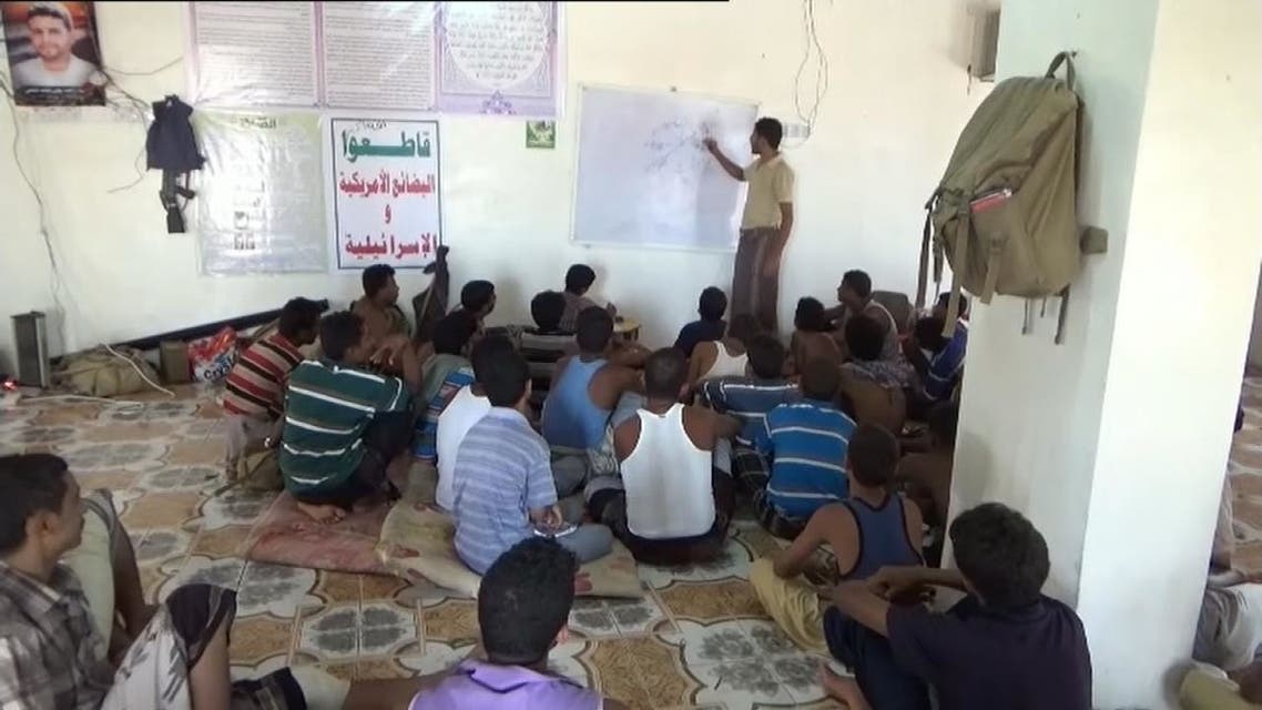 شاهد ماذا يضع الحوثيون على مدارس اليمن