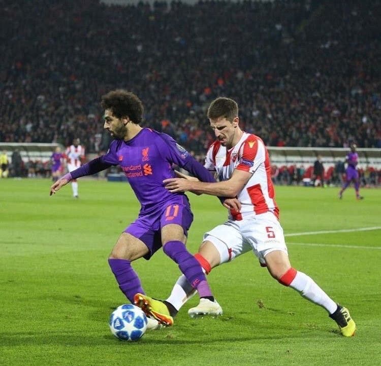 ديجينك مراقباً صلاح خلال مباراة الفريقين في دوري أبطال أوروبا