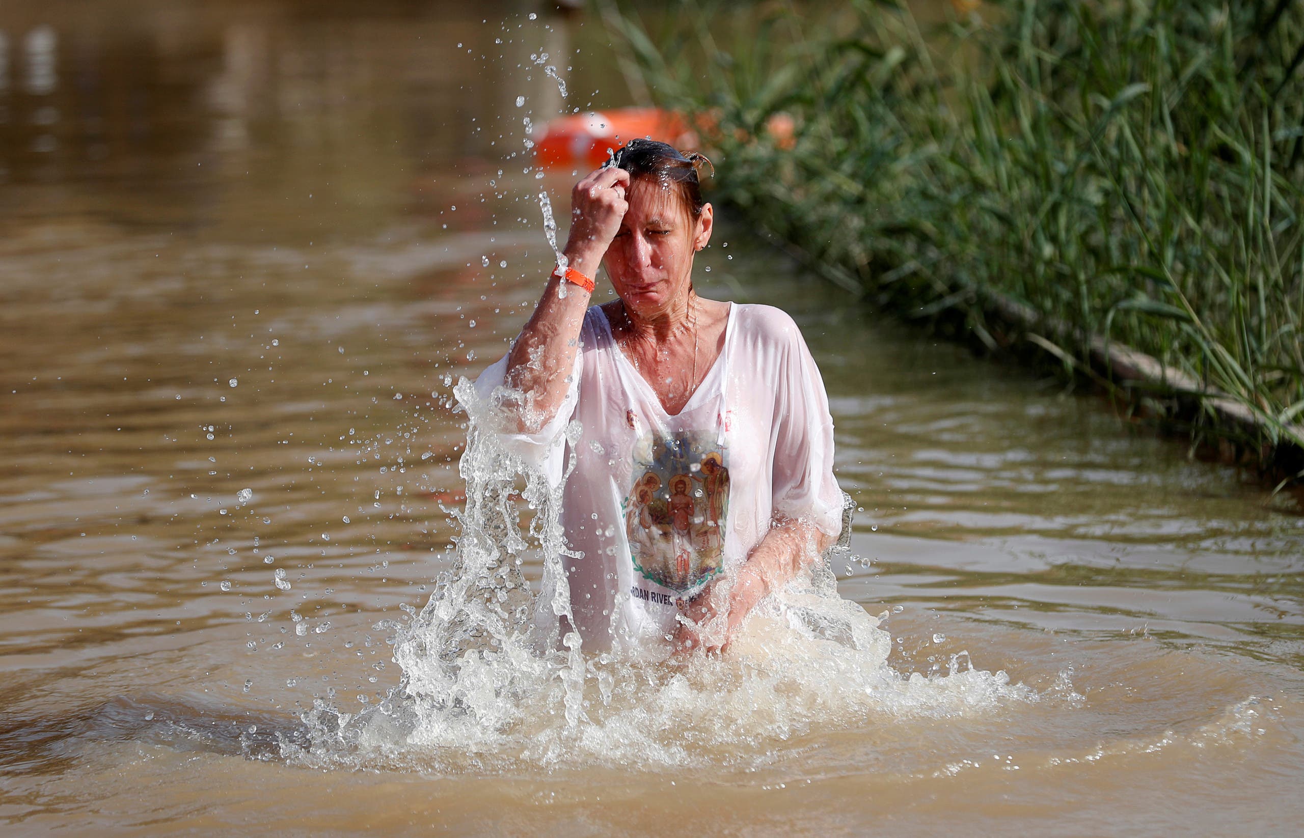 Купания страна. Крещение Господне в реке Иордан. Река Иордан крещение. Крещение в реке Иордан женщины. Купание в реке Иордан.