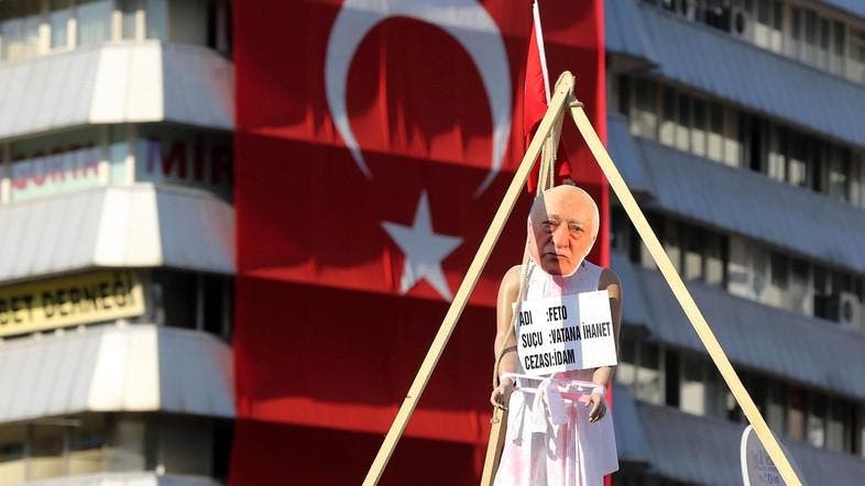 رفع صورة لفتح الله غولن على حبل المنشقة في تركيا 