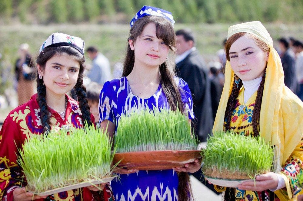 تاجیکهای تاجیکستان در حال تجلیل از نوروز