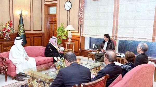 حاكم تبوك مع رئيس الوزراء الباكستاني